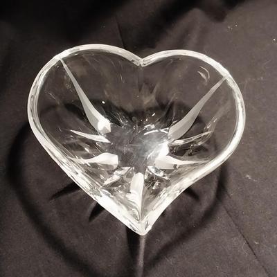 VINTAGE OIL LAMP-GLASS HEART DISH AND HANDPAINTED GLASS CANDY DISH