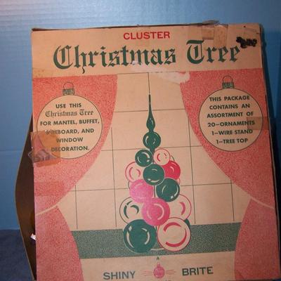 LOT 19 GREAT OLD CHRISTMAS STUFF PUZZLE/MOVEABLE BOOK/CLUSTER TREE
