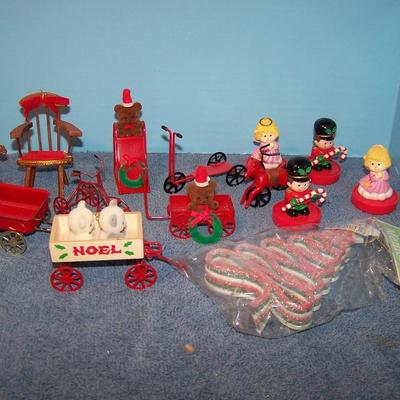 LOT 21  GREAT CONTEMPORARY CHRISTMAS ITEMS
