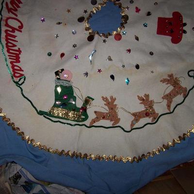LOT 23  WONDERFUL VINTAGE CHRISTMAS  SANTA SOAPS/TINSEL/TREE SKIRT