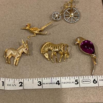 5 gold brooches