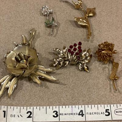 5 flower brooches
