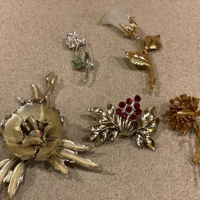 5 flower brooches