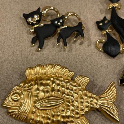 Black cat & fun fish brooches