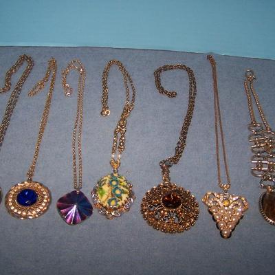 LOT 45 LOVELY VINTAGE NECKLACES