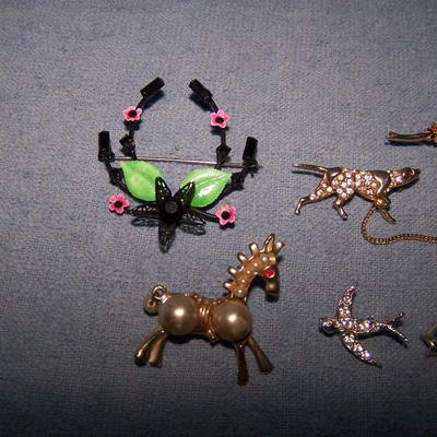 LOT 46  GREAT VINTAGE CRITTERS & NOVELTY PINS