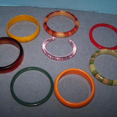 LOT 49 WONDERFUL VINTAGE BANGLE BRACELETS BAKELITE/LUCITE/PLASTIC