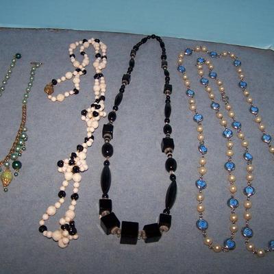 LOT 51  LOVELY VINTAGE BEAD NECKLACES