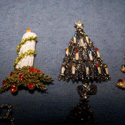 LOT 53  WONDERFUL VINTAGE CHRISTMAS JEWELRY CASTLECLIFF TREE PIN