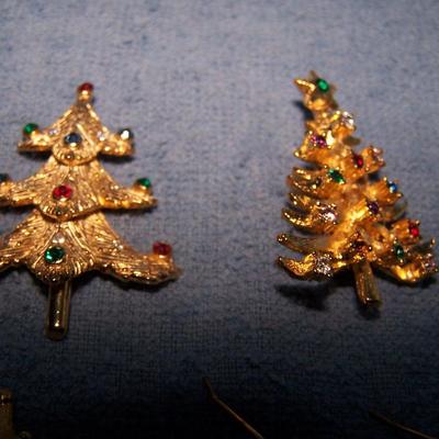 LOT 53  WONDERFUL VINTAGE CHRISTMAS JEWELRY CASTLECLIFF TREE PIN
