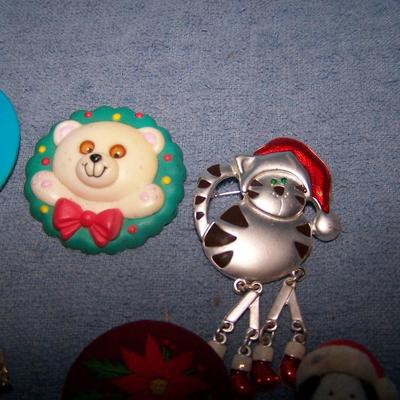 LOT 54  GREAT COLLECTABLE CHRISTMAS PINS  JJ/AJC/HALLMARK