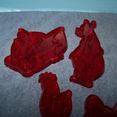 LOT 70  WONDERFUL VINTAGE RED PLASTIC COOKIE CUTTERS TOM JERRY & FREINDS LOEW 1956