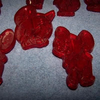 LOT 70  WONDERFUL VINTAGE RED PLASTIC COOKIE CUTTERS TOM JERRY & FREINDS LOEW 1956