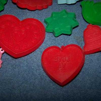 LOT 73  WONDERFUL COLLECTABLE HALLMARK COOKIE CUTTERS CHRISTMAS & VALENTINE'S