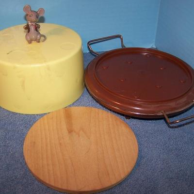 LOT 78 FAB MID CENTURY MOUSE/CHEESE KEEPER RUSSELL WRIGHT BOWL