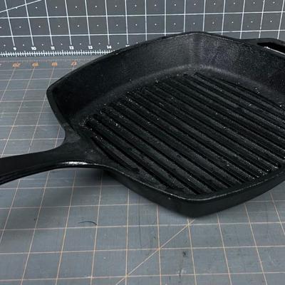 LODGE Square Skillet Grease Drain Lines