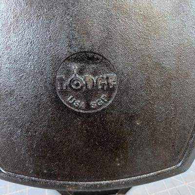LODGE Square Skillet Grease Drain Lines