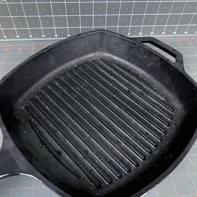 LODGE Square Skillet Grease Drain Lines