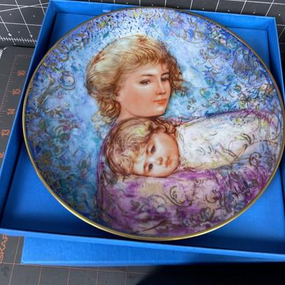 3 Mothers Day Hummel Plates in the original Box