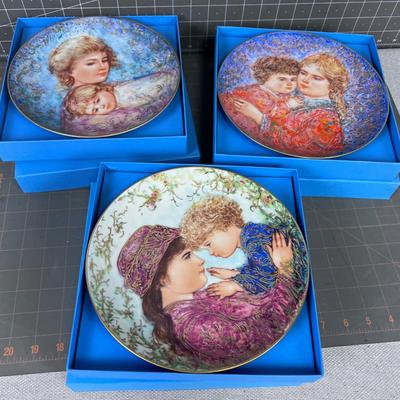 3 Mothers Day Hummel Plates in the original Box
