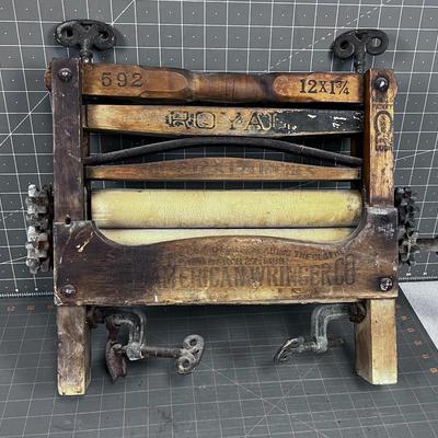 Royal No. 592 Ringer for the Hand Clothing Washer