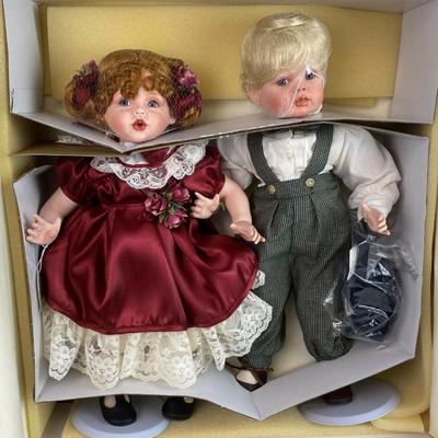 (#75)  KISSES & JACQUES LOVE AT FIRST SIGHT FAYZAH SPANOS PORCELAIN 2 DOLL SET 