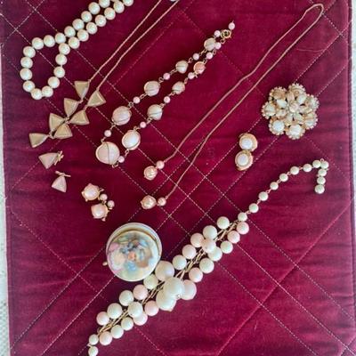 LOT 119 GROUP OF VINTAGE JEWELRY