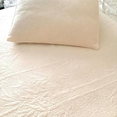 443 White Queen Matelasse Coverlet with Two Pillow Shams Bamboo Pattern