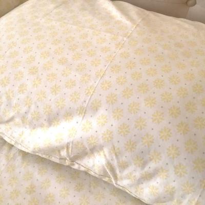 444 Lot of Kohls Queen Sheet Set with Yellow Daisy Design