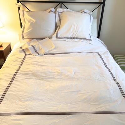 445 Pottery Barn "Grand Embroidered" Queen Duvet Comforter Set