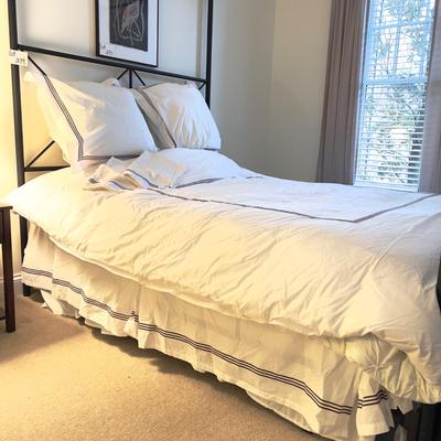 445 Pottery Barn "Grand Embroidered" Queen Duvet Comforter Set