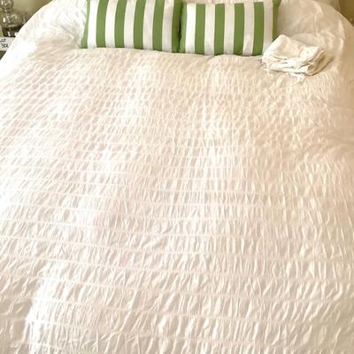 446 Queen White Tufted Stripes with Down Filled Blanket & 2 Shams, 2 Green /White Pillows