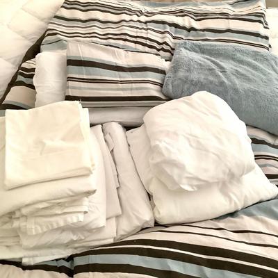 456 Large Blue and Brown Twin Duvet and Sheet Assortment