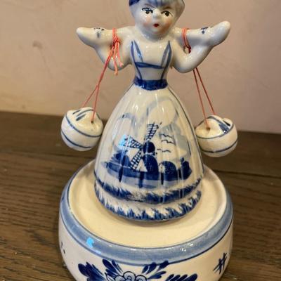 Delft girl with pails music box