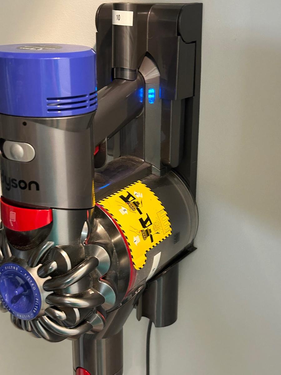 LOT 229C Dyson Stick Vacuum