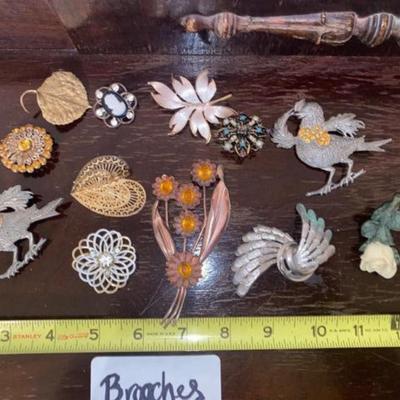LOT 139 LOT OF OLD BROOCHES