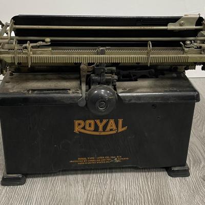 Vintage Royal Model No. 10 Manual Type Writer