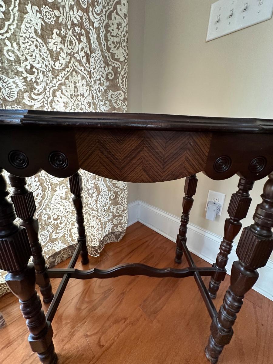 Antique Accent Table EstateSales Org   A 96654329 C6az6b1wokidlir8 