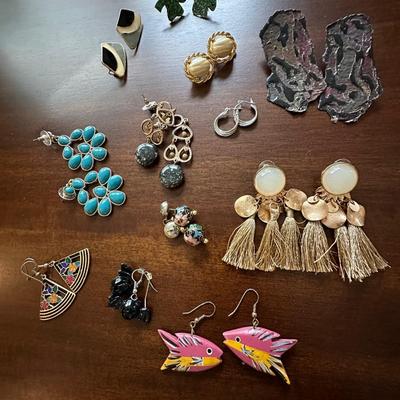 costume jewelry earring lot | EstateSales.org