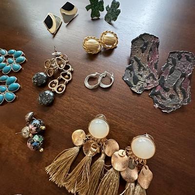 costume jewelry earring lot