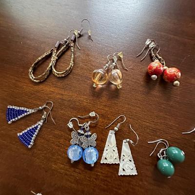 costume jewelry earring lot