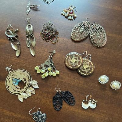 costume jewelry earring lot