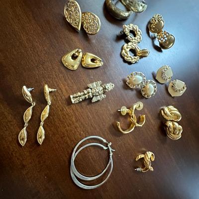 costume jewelry earring lot