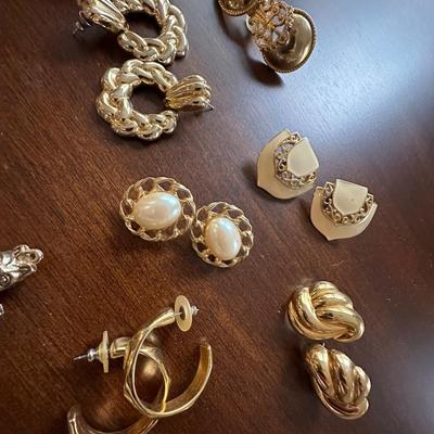 costume jewelry earring lot