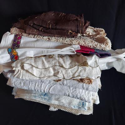 Vintage Tablecloths, Napkins and Table Runners (DR-BBL)