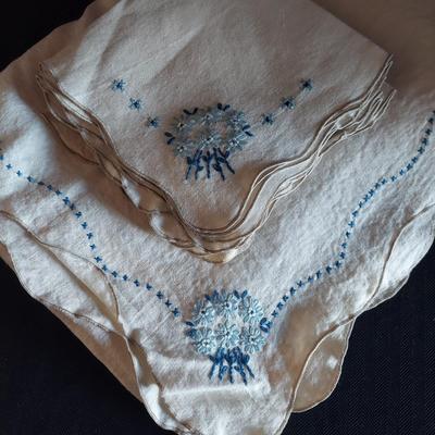 Vintage Tablecloths, Napkins and Table Runners (DR-BBL)