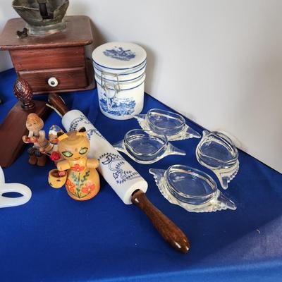 Kitchen Decor Lot Collectables Coffee Grinder, Glasbake, Toaster,