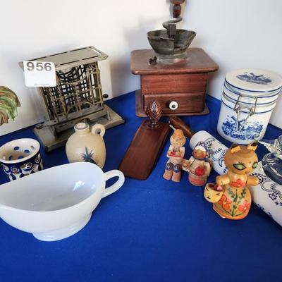 Kitchen Decor Lot Collectables Coffee Grinder, Glasbake, Toaster,