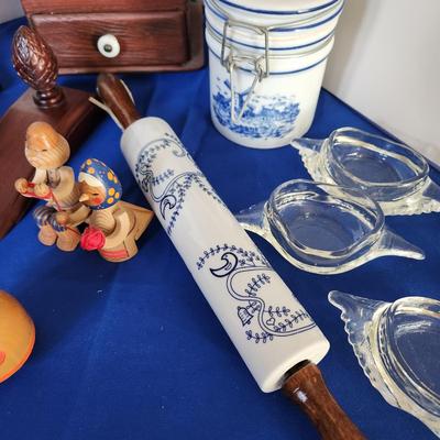 Kitchen Decor Lot Collectables Coffee Grinder, Glasbake, Toaster,