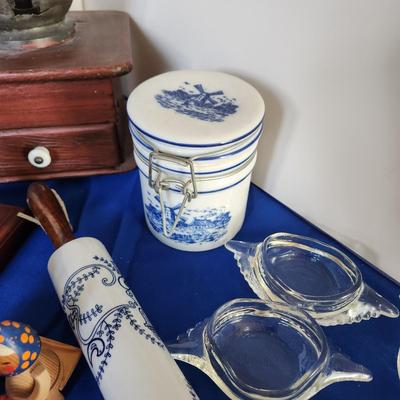 Kitchen Decor Lot Collectables Coffee Grinder, Glasbake, Toaster,